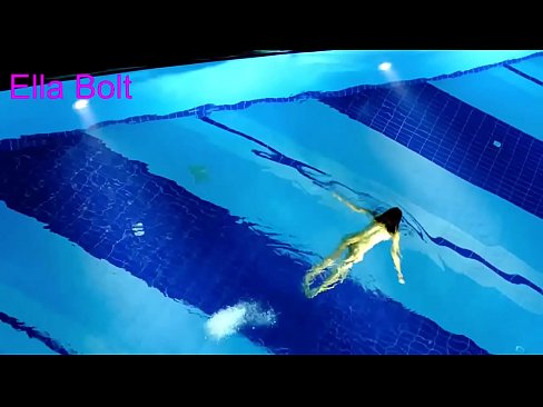 ❤️ Handikwanise kumira kuona, mudiki blonde akabatwa achishambira asina kupfeka muELLA BOLT resort pool ❤ ❌️