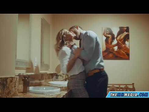 ❤️ Kana blonde ine busty inokukwezvera muchimbuzi cheveruzhinji ❤ ❌️